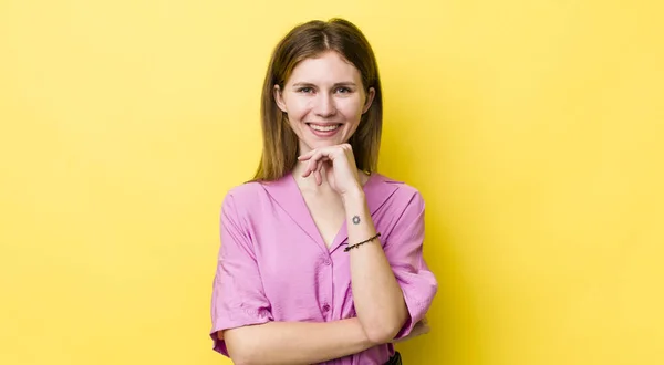 Rood Hoofd Mooie Vrouw Kijken Gelukkig Glimlachen Met Hand Kin — Stockfoto