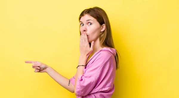 Cabeza Roja Bonita Mujer Sintiéndose Feliz Conmocionada Sorprendida Cubriendo Boca —  Fotos de Stock