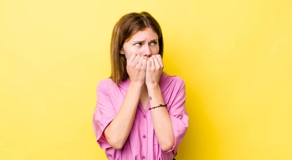 Rossa Bella Donna Testa Cercando Preoccupato Ansioso Stressato Paura Mordere — Foto Stock