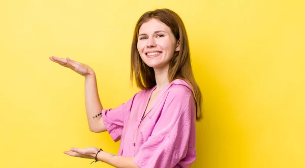 Rode Kop Mooie Vrouw Glimlachen Zich Gelukkig Positief Tevreden Voelen — Stockfoto