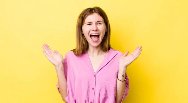 Rote Kopf Hübsche Frau Glücklich Aufgeregt Überrascht Oder Schockiert Lächelnd — Stockfoto