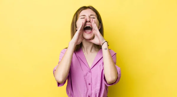 Cabeza Roja Bonita Mujer Sintiéndose Feliz Excitada Positiva Dando Gran — Foto de Stock