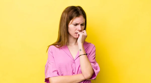 Cabeza Roja Bonita Mujer Sintiéndose Seria Pensativa Preocupada Mirando Hacia — Foto de Stock