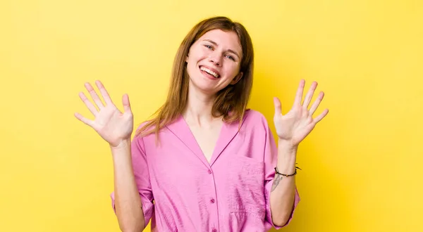 Rood Hoofd Mooie Vrouw Glimlachen Kijken Vriendelijk Tonen Nummer Tien — Stockfoto