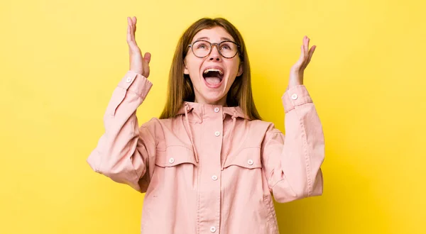 Rood Hoofd Mooi Vrouw Gevoel Gelukkig Verbaasd Geluk Verrast Vieren — Stockfoto