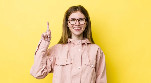 Rött Huvud Vacker Kvinna Ler Glatt Och Glatt Pekar Uppåt — Stockfoto