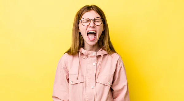 Cabeza Roja Bonita Mujer Gritando Agresivamente Mirando Muy Enojado Frustrado — Foto de Stock