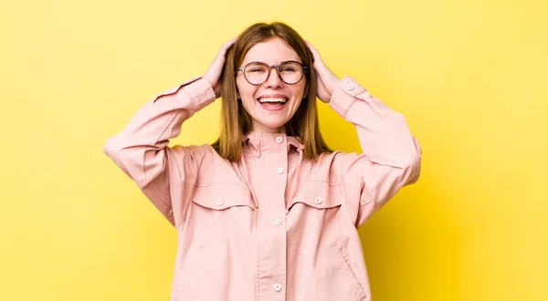 Cabeça Vermelha Mulher Bonita Olhando Feliz Despreocupado Amigável Relaxado Desfrutando — Fotografia de Stock