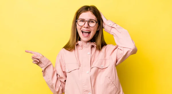 Vörös Fej Csinos Nevet Látszó Boldog Pozitív Meglepett Felismerve Egy — Stock Fotó