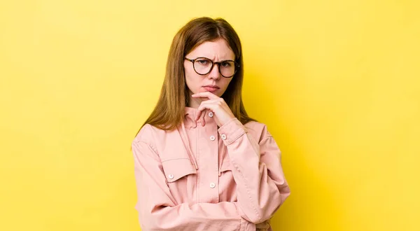 Rote Kopf Hübsche Frau Sieht Ernst Verwirrt Unsicher Und Nachdenklich — Stockfoto