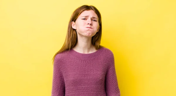 Rote Kopf Hübsche Frau Mit Einem Dummen Verrückten Überraschten Gesichtsausdruck — Stockfoto