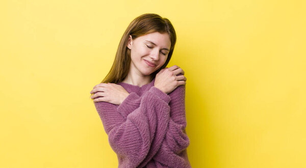 рыжая голова красивая женщина, влюбленная, улыбающаяся, обнимающая и обнимающая себя, одинокая, эгоистичная и эгоцентричная