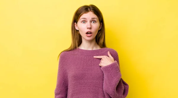 Cabeza Roja Bonita Mujer Mirando Sorprendido Sorprendido Con Boca Abierta —  Fotos de Stock