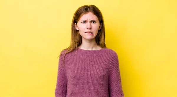 Cabeça Vermelha Mulher Bonita Olhando Confuso Confuso Mordendo Lábio Com — Fotografia de Stock