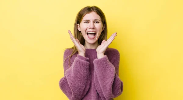 Rött Huvud Vacker Kvinna Ser Glad Och Upphetsad Chockad Med — Stockfoto