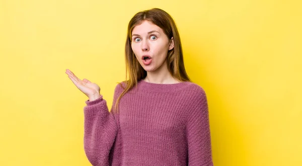 Cabeza Roja Bonita Mujer Mirando Sorprendida Conmocionada Con Mandíbula Caída —  Fotos de Stock