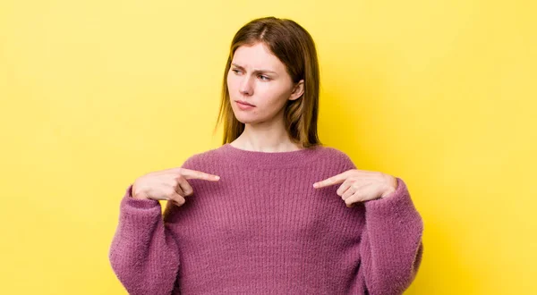 Roter Kopf Hübsche Frau Die Stolz Positiv Und Lässig Mit — Stockfoto