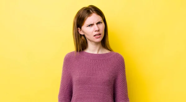 Rote Kopf Hübsche Frau Die Sich Verwirrt Und Verwirrt Fühlt — Stockfoto