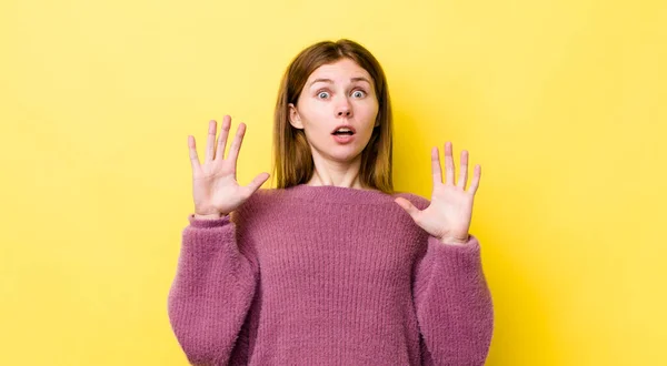 Rood Hoofd Mooie Vrouw Voelt Zich Verbijsterd Bang Bang Voor — Stockfoto