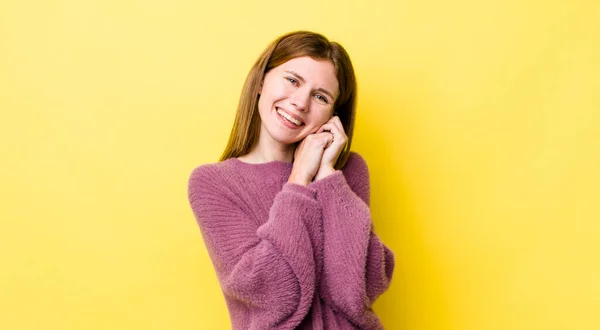 Cabeça Vermelha Mulher Bonita Sentindo Amor Olhando Bonito Adorável Feliz — Fotografia de Stock