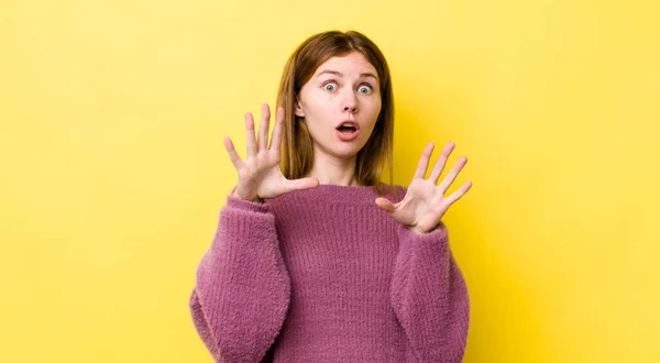 Cabeza Roja Bonita Mujer Sintiéndose Aterrorizada Retrocediendo Gritando Horror Pánico — Foto de Stock