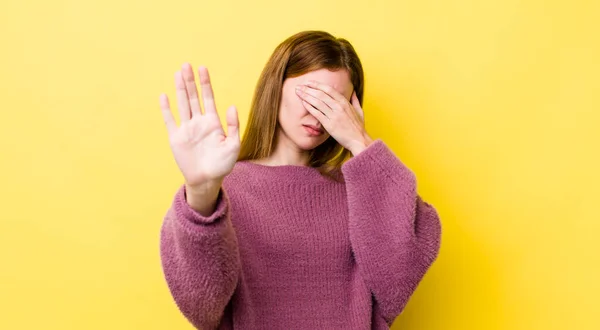 Rood Hoofd Mooie Vrouw Bedekken Gezicht Met Hand Zet Andere — Stockfoto