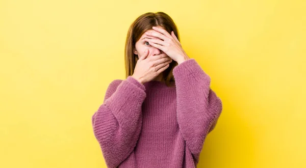 Cabeza Roja Bonita Mujer Cubriendo Cara Con Ambas Manos Diciendo — Foto de Stock