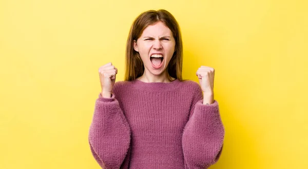 Rousse Jolie Femme Criant Agressivement Avec Une Expression Colère Avec — Photo