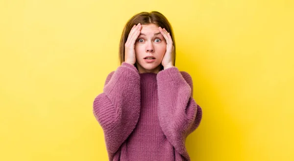 Rött Huvud Vacker Kvinna Känna Förskräckt Och Chockad Lyfta Händerna — Stockfoto