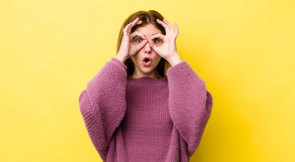 Cabeza Roja Bonita Mujer Sintiéndose Sorprendido Sorprendido Sorprendido Sosteniendo Gafas —  Fotos de Stock