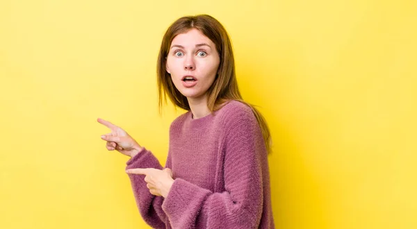 Cabeza Roja Bonita Mujer Sintiéndose Conmocionada Sorprendida Apuntando Copiar Espacio —  Fotos de Stock