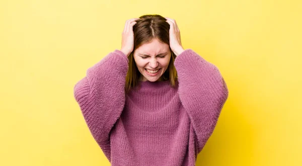 Rossa Bella Donna Sensazione Stress Frustrazione Alzando Mani Testa Sensazione — Foto Stock