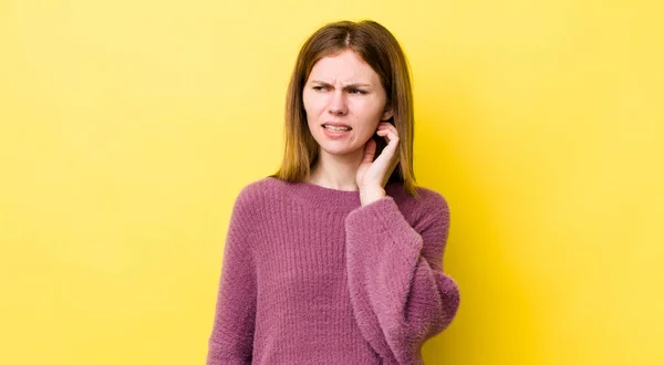 Rote Kopf Hübsche Frau Fühlt Sich Gestresst Frustriert Und Müde — Stockfoto