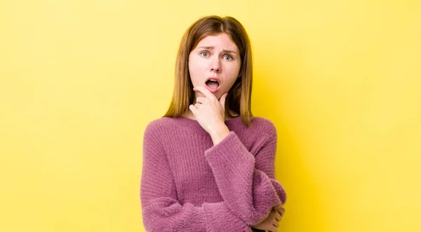 Rossa Bella Donna Testa Con Bocca Gli Occhi Spalancati Mano — Foto Stock