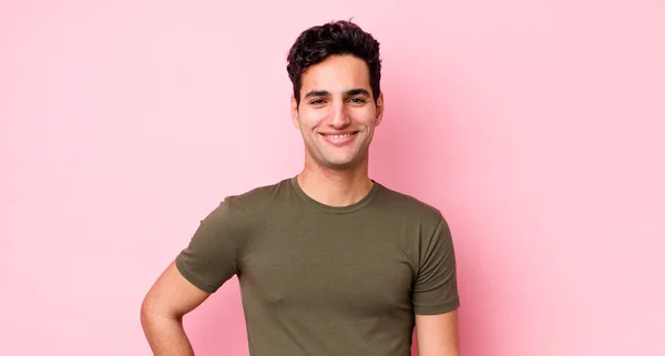 Yakışıklı Spanyol Adam Mutlu Bir Şekilde Gülümsüyor Eli Kalçasında Kendinden — Stok fotoğraf