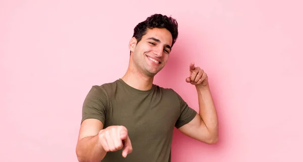 Hombre Hispano Guapo Sintiéndose Feliz Confiado Apuntando Cámara Con Ambas —  Fotos de Stock