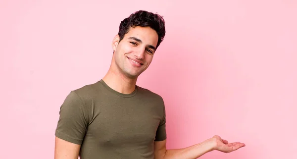 Schöner Hispanischer Mann Der Sich Glücklich Und Fröhlich Fühlt Dich — Stockfoto