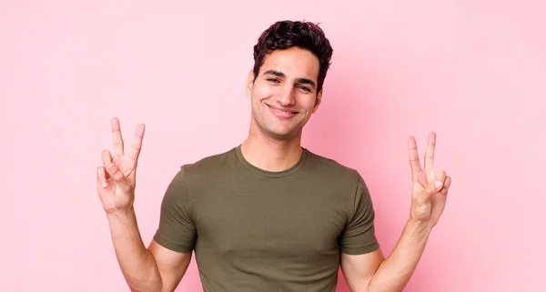 Bonito Hispânico Homem Sorrindo Olhando Feliz Amigável Satisfeito Gesticulando Vitória — Fotografia de Stock