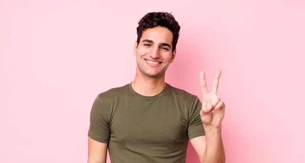 Bonito Hispânico Homem Sorrindo Olhando Feliz Despreocupado Positivo Gesticulando Vitória — Fotografia de Stock