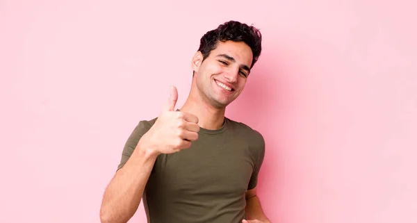 ハンサムなヒスパニック系の男は誇りを感じます 屈託のない 自信と幸せ 親指で積極的に笑顔アップ — ストック写真
