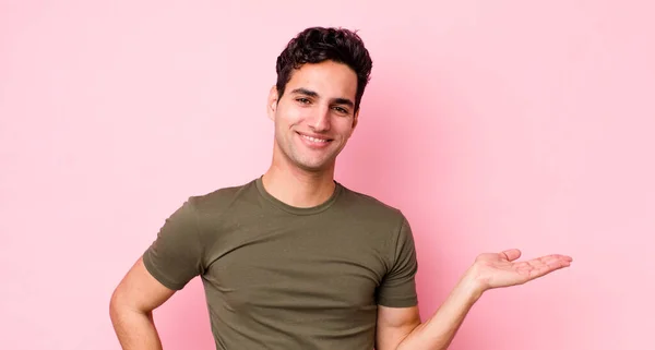 Hombre Hispano Guapo Sonriendo Sintiéndose Seguro Exitoso Feliz Mostrando Concepto — Foto de Stock