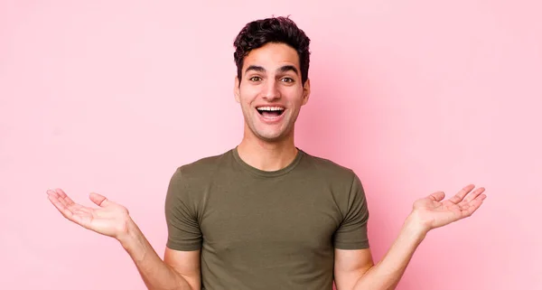 Homem Hispânico Bonito Sentindo Feliz Animado Surpreso Chocado Sorrindo Surpreso — Fotografia de Stock