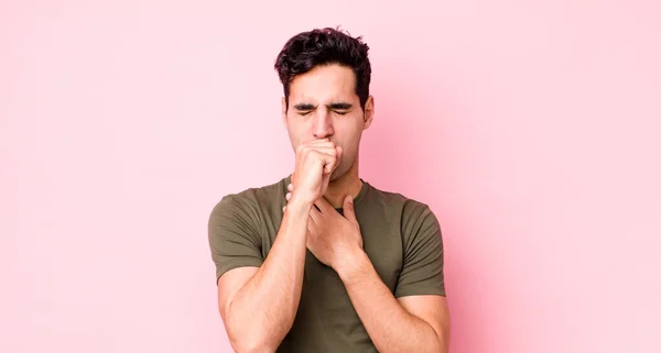 Homem Hispânico Bonito Sentindo Mal Com Uma Dor Garganta Sintomas — Fotografia de Stock