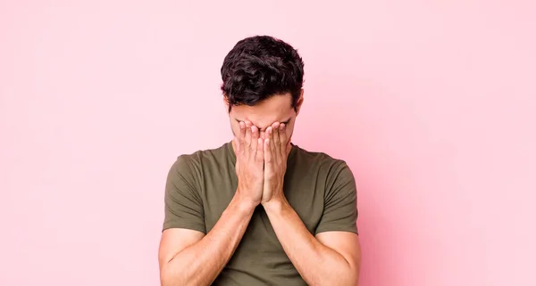 Hombre Hispano Guapo Sintiéndose Triste Frustrado Nervioso Deprimido Cubriendo Cara — Foto de Stock