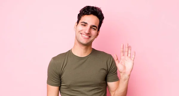 Apuesto Hombre Hispano Sonriendo Feliz Alegremente Saludándote Saludándote Despidiéndote — Foto de Stock