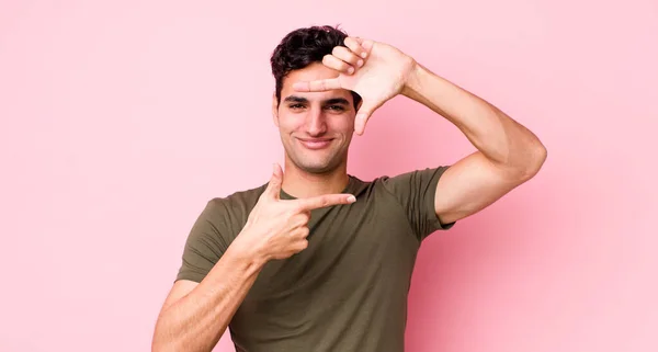 Homem Hispânico Bonito Sentindo Feliz Amigável Positivo Sorrindo Fazendo Retrato — Fotografia de Stock