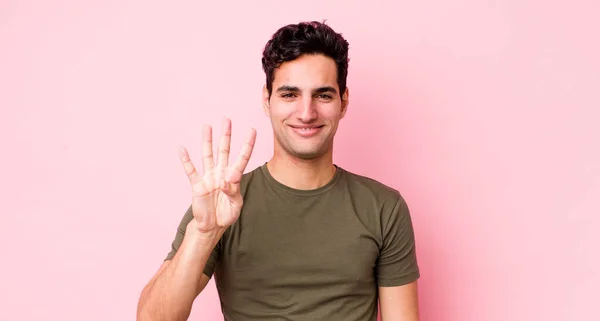 Bonito Hispânico Homem Sorrindo Olhando Amigável Mostrando Número Quatro Quarto — Fotografia de Stock