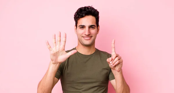 Yakışıklı Spanyol Adam Gülümsüyor Arkadaş Canlısı Görünüyor Numarayı Gösteriyor Elleri — Stok fotoğraf