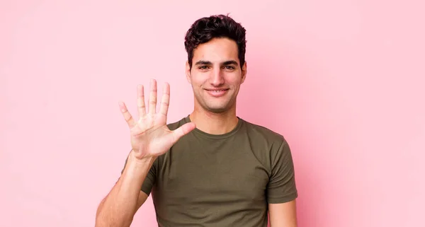 Bonito Hispânico Homem Sorrindo Olhando Amigável Mostrando Número Cinco Quinto — Fotografia de Stock