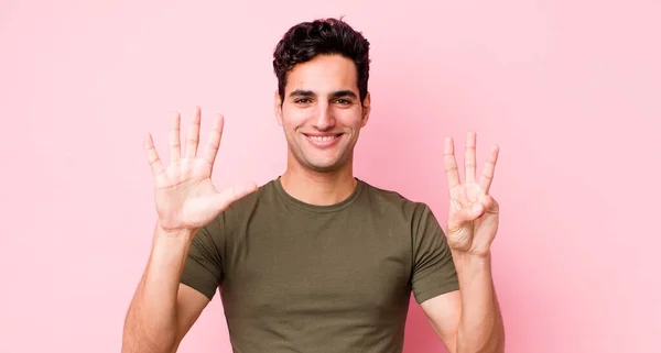 Pohledný Hispánec Usmívá Vypadá Přátelsky Ukazuje Číslo Osm Nebo Osm — Stock fotografie